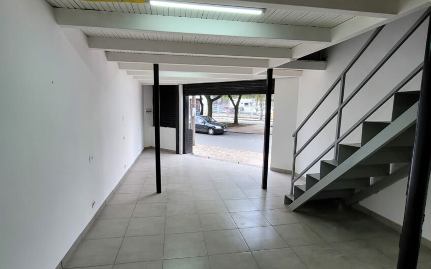 Loja para alugar possuí 80,00 M² com 1 sala e mezanino no Centro de Curitiba/ PR